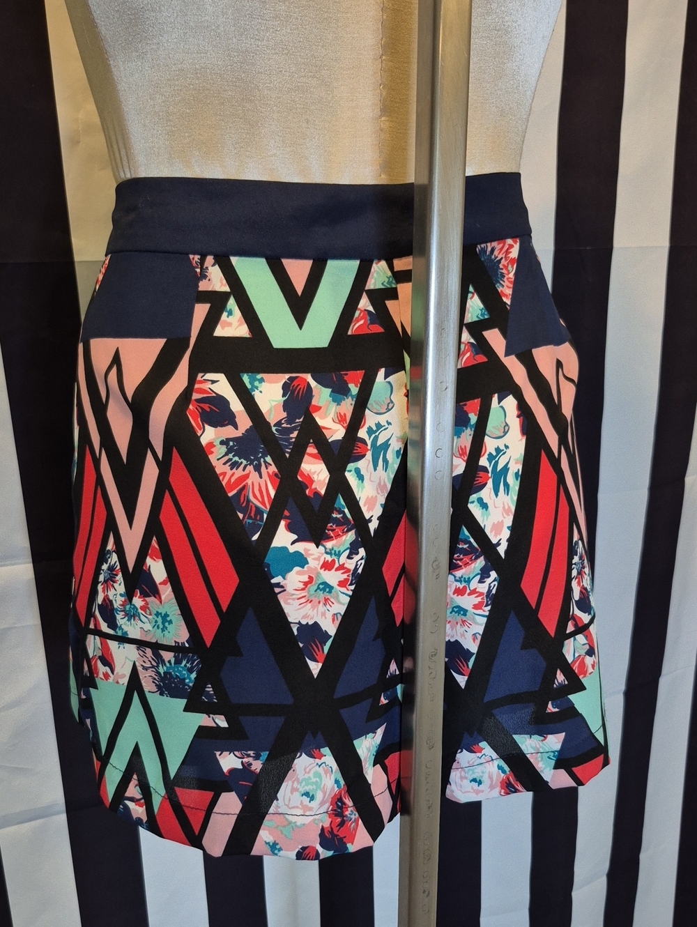 Multicolor Geometric Print Shorts - Picture 3 of 4